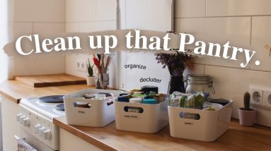 Organize my Messy Pantry with me (cleaning motivation)
